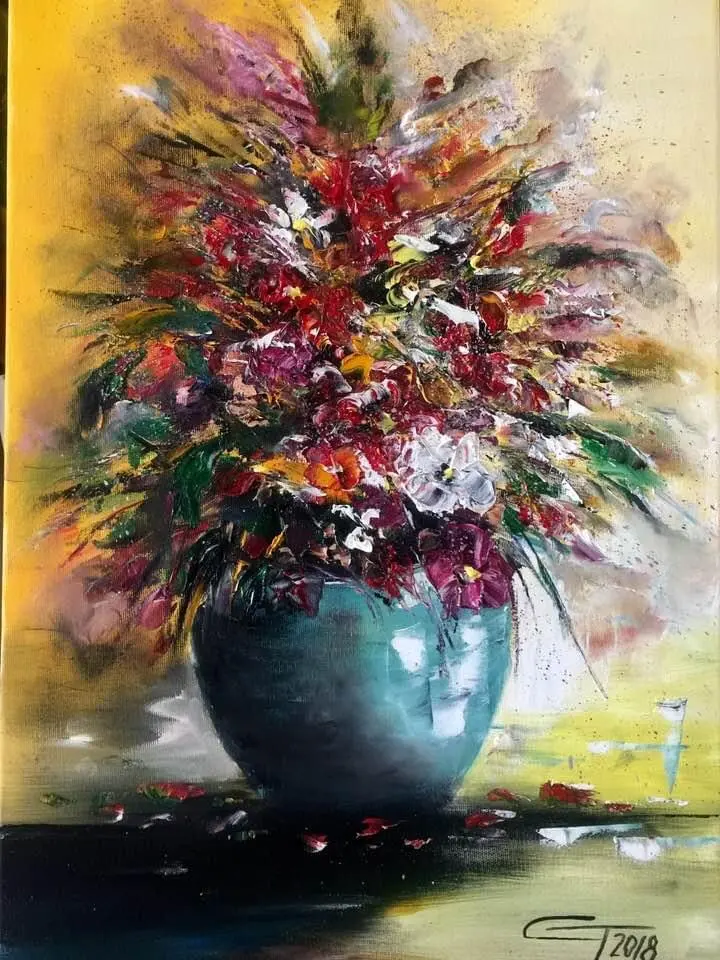 Buchet bogat de flori roșii și albe într-o vază albastră