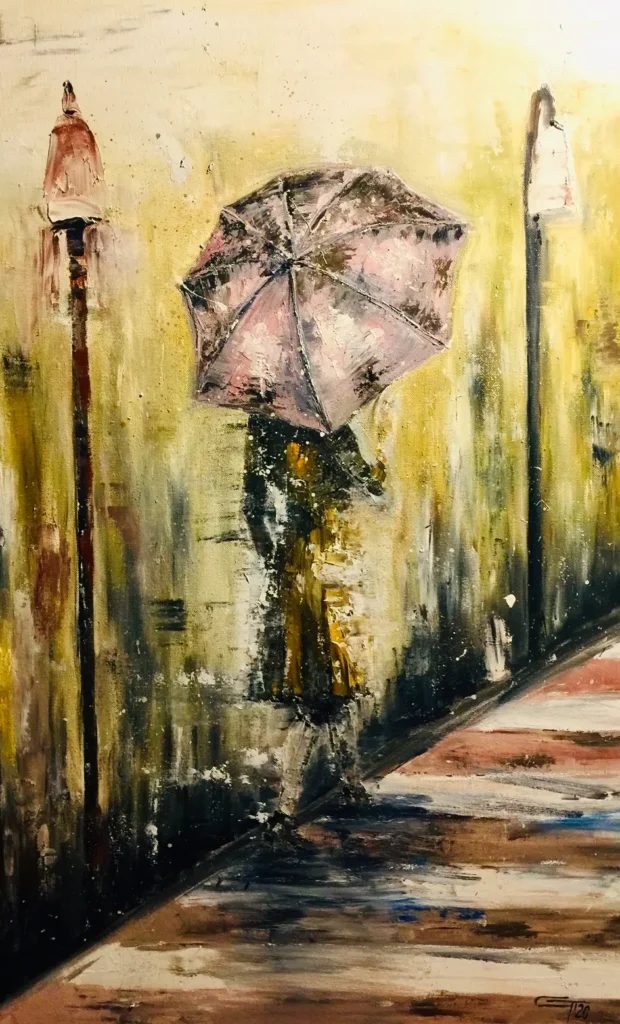 Femeie cu umbrelă pe o stradă udă, între felinare