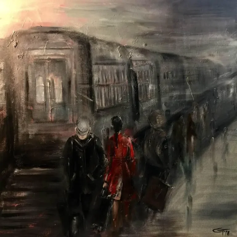 Oameni pe peronul unei gări, lângă un tren, în ceață