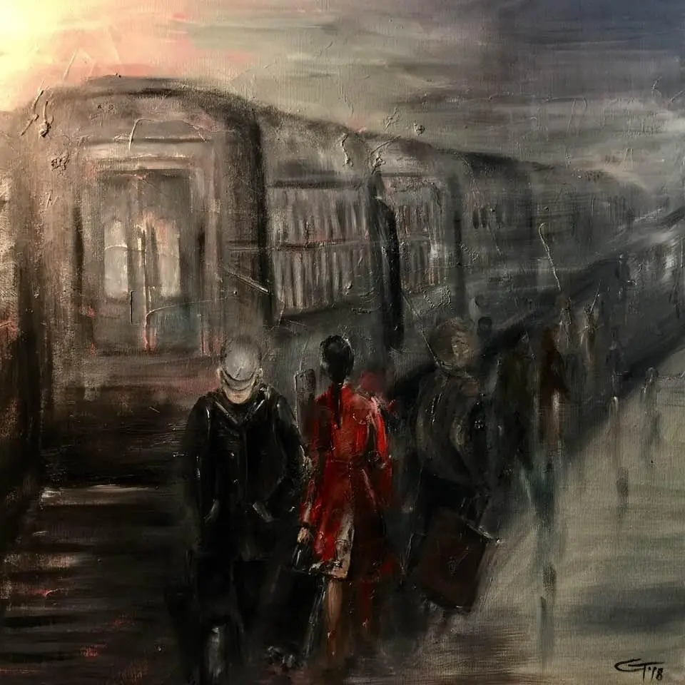 Oameni pe peronul unei gări, lângă un tren, în ceață